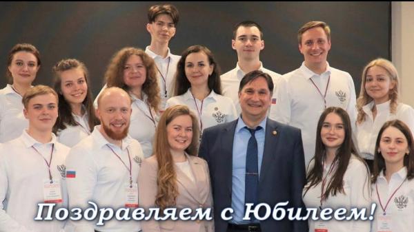 Эллу Памфилову с юбилеем поздравляет молодежный актив Российского фонда свободных выборов